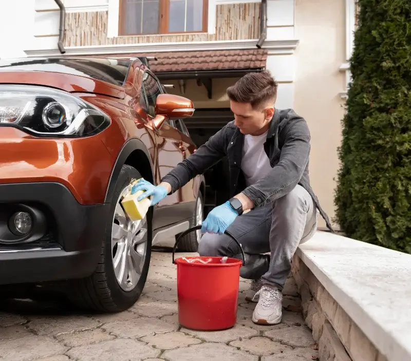 Lavage auto à domicile Niederbronn-les-Bains : professionnel intervenant sur un véhicule
